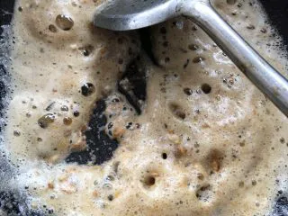 咸蛋豆腐(快手菜),加入咸蛋黄炒香。一蛋黄很多油,是正常的。