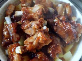 香酥排骨蒸土豆,蒸锅上汽后，上蒸锅隔水蒸25-30分钟，时间长一些，以便土豆熟透，同时使排骨更加酥烂，成功的作品，蒸到30分钟，会看到土豆浸泡在排骨的汤汁里，也就是说肯定会有汤汁，上图就是刚刚蒸好的。