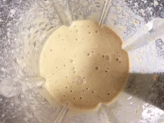 贝贝南瓜坚果饮,细腻的坚果奶糊就做好了。