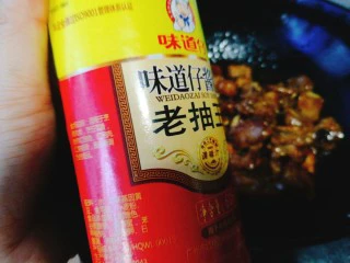 家常菜+红烧排骨,老抽，这个主要是上色用。