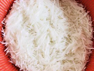 客家小吃:蒜苗粿(葫粄)➕菜头粄,擦成细丝