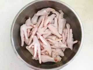 私房菜 密制酸辣鸡爪,加入冷水清洗2遍