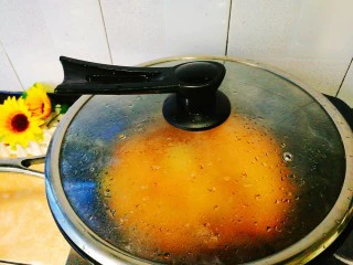 家常菜+红烧明虾,盖上盖子焖煮一会