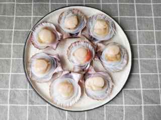 蒜蓉粉丝蒸扇贝,放上扇贝肉。