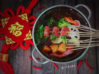 自制家庭串串火锅,口感层次丰富，而且相当入味，感觉可以不用蘸调料直接吃，也是蛮上瘾的，也可以蘸干碟或油碟，这个还是看个人喜好吧！