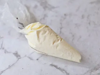 奥利奥海盐奶盖咖啡,装入裱花袋放入冰箱冷藏备用