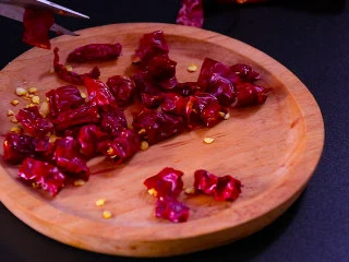 下饭菜芹菜炒肉末,二荆条辣椒切成段,四川人特别爱用这种辣椒,会特别的香,辣度属于微辣。