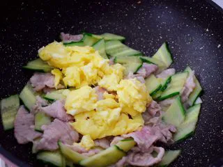 黄瓜鸡蛋炒肉片,加入鸡蛋