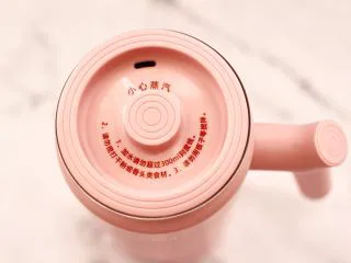 核桃花生红枣露,先盖上破壁机的盖子，记住添水的时候，不要超过水位线，这款迷你破壁机，5种模式，可以冷热两用，一键清洗，食材也不会溢出来哟。