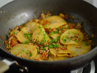 茄汁酸辣土豆片,翻炒均匀后，撒入葱花即可 