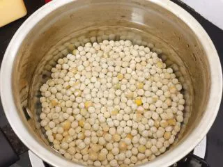 百搭小吃—老豌豆,用水泡一晚，方便煮熟。