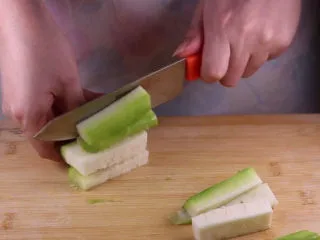 丝瓜换种新鲜做法，比炒蛋还要好吃百倍,剩下的部分也不能浪费，我们将剩下的丝瓜切条装盘备用。