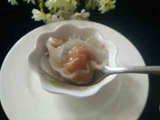 矾山特色小吃肉燕馄饨,包好放煮开水煮熟，汤放味精盐，特制胡椒粉，葱头酥，米醋调味，出锅放葱花即可，一碗酸辣味的肉燕馄饨就煮好了，