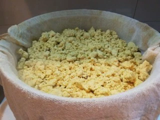 新文美食 北京特色小吃蒸年糕,在撒上一层黄米坨。