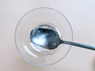 蔓越莓果冻多多,3、将凝固好的冰粉挖到杯子中。