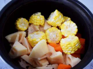 猪骨莲藕玉米胡萝卜汤,加入玉米和胡萝卜