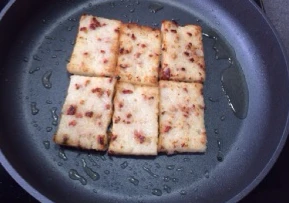 中式传统小吃——腊味萝卜糕,平底锅加少许油,煎至两面金黄