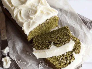 抹茶风味磅蛋糕,今天做的这款磅蛋糕是很多人都超爱的抹茶口味，甜度适中且细腻湿软，如果你不喜欢抹茶口味，也可以按照自己的喜好将配方中的抹茶粉等比例换成红曲粉、可可粉等。 如果你嗜甜，可以在磅蛋糕顶部涂抹奶油、糖浆、糖粉等丰富口感。