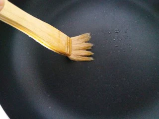 饺子皮版葱香酥饼,平底锅内刷油