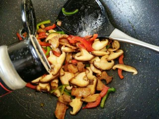 #猪年#五花肉炒香菇,加小许白胡椒粉