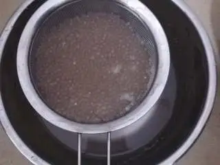 家乡小吃——狗毛膏鸽春丸,将煮好的西米露进行过滤