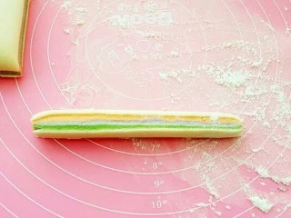 彩虹馄饨(宝宝超爱吃),从一边切下一条宽约1.5厘米的面片。