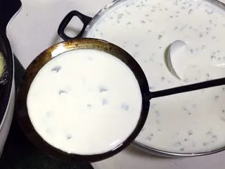 福建小吃—油饼,不建议倒太多豆米浆,勺子边缘可以稍微留点。