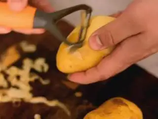 简单好学的孜然土豆片,土豆最好吃的做法,百吃不腻,土豆去皮,切片