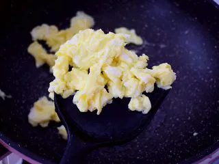 黄瓜鸡蛋炒肉片,盛出备用