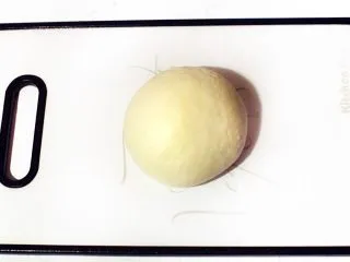 陕西小吃—肉夹馍,在高粉中先加入酵母水、椰子油、木糖醇揉匀后在加入海盐,将面团揉至光滑状态。