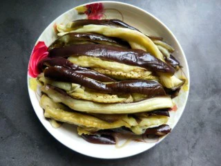 手撕茄子（内附万能凉拌汁做法）,用手撕成一条条的。