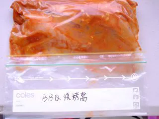 秘制异国风味鸡胸肉腌料&绝佳搭配 （减肥必备）,倒进腌料后 封口 ⚠️这里有一步很重要 那就是要给鸡胸肉做按摩哟 要它好吃就要先先好好伺候它哟 放入冰箱腌制一晚 或者放冷冻层可以存放一个月