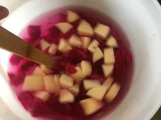 夏日果味酵素饮品,搅拌均匀