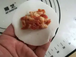 家乡小吃——小米,舀一点肉馅放在中间,太多的话很容易破的