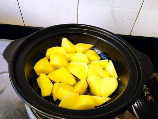 圆土豆+土豆烧排骨,放入土豆块进去煎,