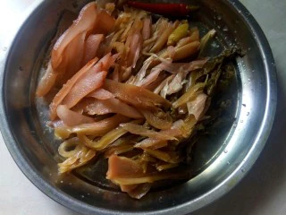 酸香风味鱼头锅,酸青菜切丝。