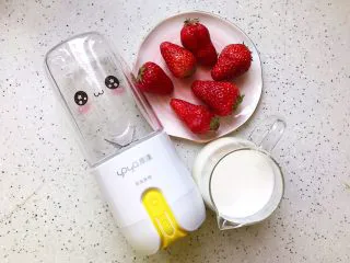 粉嫩少女心～草莓酸奶昔,首先我们准备好所有食材：新鲜草莓120g，酸奶220g
