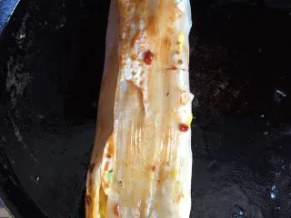 街边小吃一东北烤冷面,刷酱