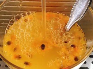 百香果蜜糖水,加入温水