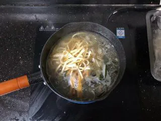 河南小吃-羊肉烩面,16、放入海带丝、粉条、黑木耳、豆腐丝、黄花菜。