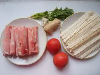 番茄肥牛刀削面,准备好主要食材
