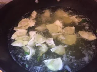 乡味~重庆小吃红油抄手,放入炒手开始煮了。