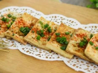 外焦里嫩的街头人气小吃，在家也能做——铁板孜然煎豆腐,后撒上葱花即可