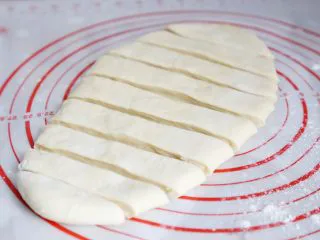 武汉小吃 糯米包油条,用到将面团切成2厘米宽的面皮。