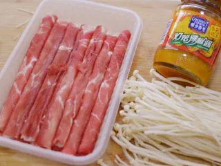 金针酸汤肥牛,主要食材。