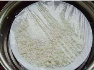 北京小吃:切糕,将糯米控干水分入锅,红枣同时进行蒸制。