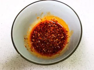 瓜丝肉末拌凉皮,调匀备用，碗汁调好了