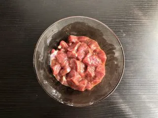 孜然牙签牛肉,加入料酒，糖，盐，味极鲜，蚝油，淀粉，抓匀腌制半小时