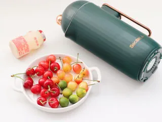 高颜值樱桃气泡冰饮,首先备齐所有的食材。