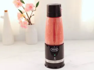 樱桃草莓冰爽果汁,时间到颜值爆棚的樱桃草莓冰爽果汁就榨好了。